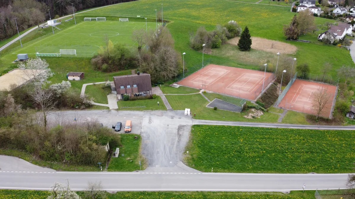 Schlechter Zustand von den Sportplätzen. Grümpel vor dem Clubhaus.